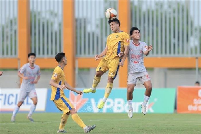 Pha tranh cướp bóng giữa cầu thủ Quang Vinh (số 8, SLNA) và cầu thủ Đoàn Thế Phong (số 22, Viettel). Ảnh: Minh Quyết/TTXVN