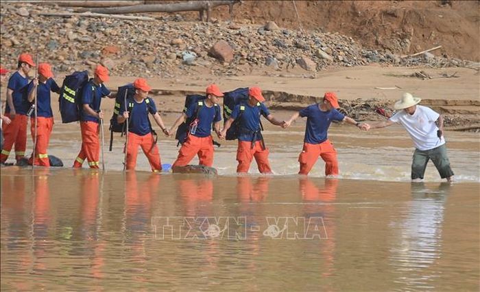 Lực lượng cứu hộ làm nhiệm vụ tại khu vực ngập lụt ở Hoành Châu, Quảng Tây, Trung Quốc. THX/TTXVN phát