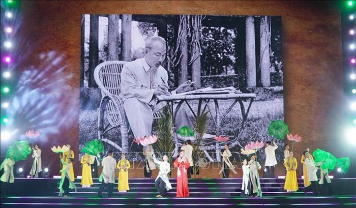 Tiết mục múa hát tại chương trình chính luận nghệ thuật "Giữ trọn lời thề".