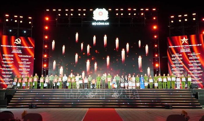 Ban tổ chức trao tặng 36 phần quà tri ân thân nhân, đại diện các gia đình thương binh, liệt sĩ Công an nhân dân có hoàn cảnh khó khăn và thân nhân liệt sĩ được thu nhận mẫu ADN xác định danh tính hài cốt.