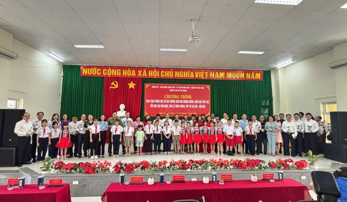 Quang cảnh lễ trao tặng phòng học số tại Côn Đảo.