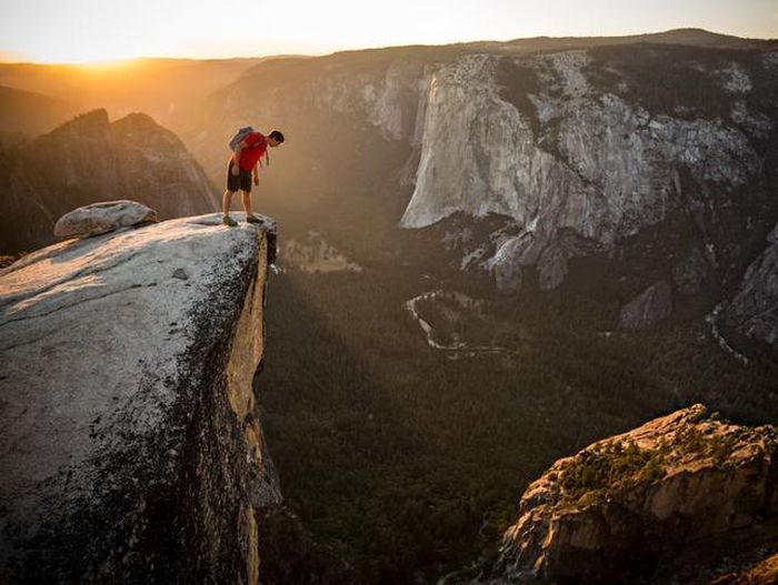 Honnold nhìn xuống từ mỏm đá Taft Point, băng qua thung lũng Yosemite từ vách đá granit nổi tiếng El Capitan. Ảnh: Nationalgeographic