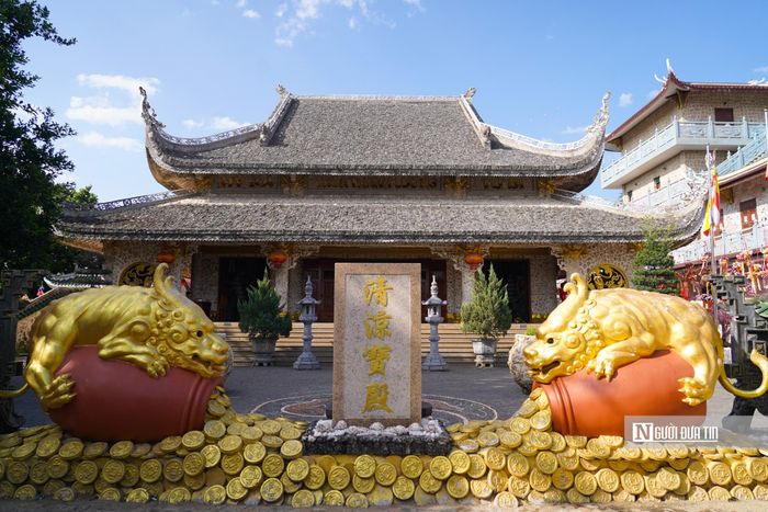 Chùa có kết cấu gồm 4 phần: Cổng tam quan, hồ Long Thủy, điện Quan Âm (nơi thờ pho tượng Quan Âm mà người dân phát hiện ngoài biển) và chính điện. Trong ảnh là chính điện.