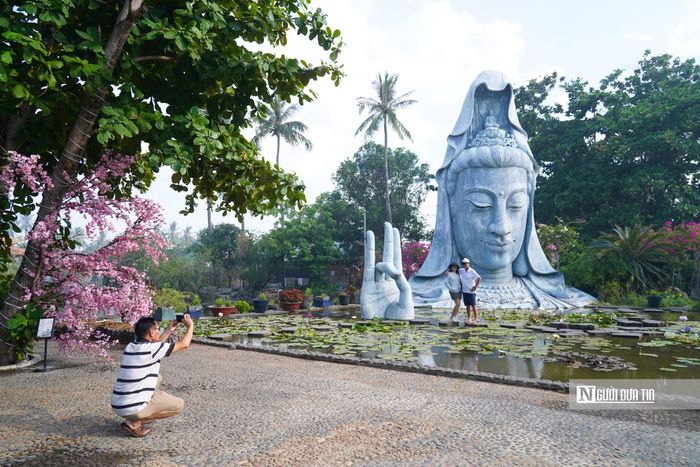 Ngoài pho tượng gỗ linh thiêng, chùa Thanh Lương còn có một bức tượng Quan Âm cao 7m giữa hồ nước lớn.