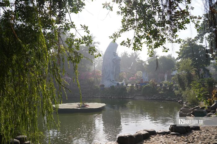 Không gian bên trong chùa thoáng đãng, liên tục được tôn tạo, trùng tu. Cảnh sắc xung quanh rất bình yên, tĩnh lặng, khí hậu nơi đây bốn mùa đều mát mẻ.