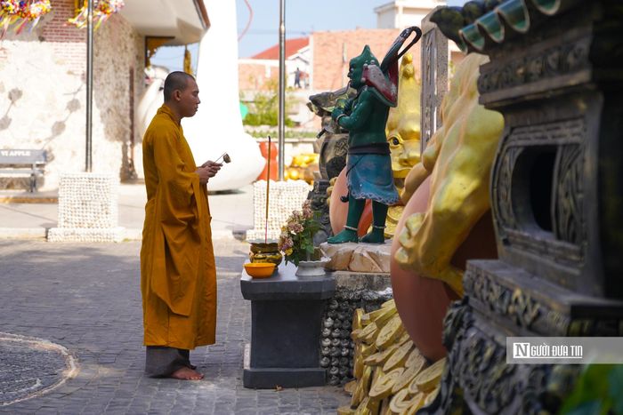 Từ nơi thờ phụng của người dân địa phương, bình dị và ít khách vãng lai, chùa dần được đông đảo du khách biết và đến tham quan, khám phá. Kết hợp cùng các điểm du lịch lân cận như Hòn Yến, biển Mỹ Quang, Hòn Chùa, mỗi năm, nơi đây thu hút hàng ngàn lượt khách đến tìm hiểu, chiêm bái.