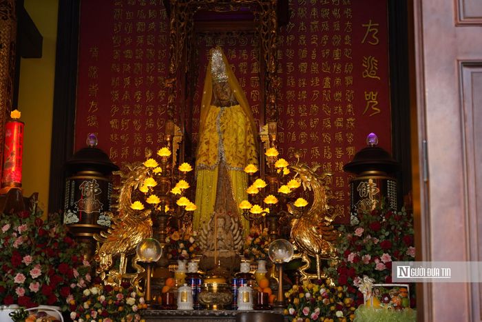 Khác với các pho tượng Quan Âm tại Việt Nam thường tay trái cầm bình cam lồ, pho tượng này tay phải cầm bình cam lồ, dáng đứng tương đối giống với những pho tượng cổ thuộc về dòng văn hóa Đông Bắc Á. Vì chịu tác động của sóng biển, muối biển và động vật ký sinh nên tượng không còn nguyên vẹn, nhiều chỗ bị bào mòn, 2 cánh tay bị gãy.