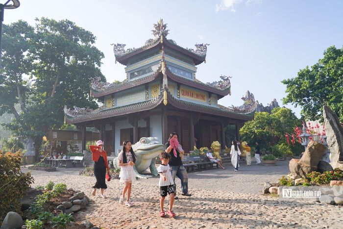 Từ ngày đón tượng Quan Âm về thờ, chùa dần được nhiều người biết đến. Bà Nguyễn Thị Hạnh (phật tử) chia sẻ với PV Người Đưa Tin: “Phật tử nơi đây ít gọi là pho tượng này là Quan Thế Âm mà hay gọi là tượng Mẹ, thể hiện sự tôn nghiêm, trang trọng mà cũng thân thương, quen thuộc”.