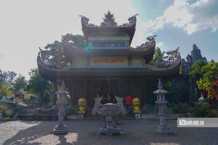 Cuối năm 2004, chùa Thanh Lương bắt đầu nổi lên và được biết đến với câu chuyện kỳ bí về tượng Quan Âm trôi dạt trên biển. Pho tượng này có dáng đứng, cao 2,2 m, nặng 74 kg, bề ngang 0,6 m được tạc từ một loại gỗ quý, được ông Nguyễn Vương (ngư dân địa phương) phát hiện ngoài biển Hòn Dứa.