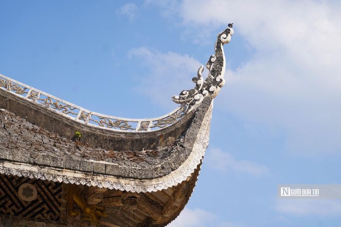 Một vật liệu khác cũng rất quan trọng, là gáo dừa. Những mảnh gáo dừa được mài nhẵn và ốp thay gỗ, tạo nên sự kết hợp hài hòa với tổng thể. Phần mái cũng được lợp bằng gáo dừa, tạo nên sự độc đáo lạ lẫm.