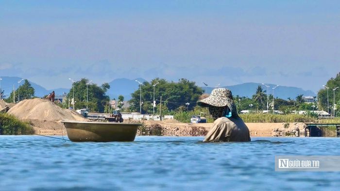 Theo ông Lô, so với nhiều nghề mưu sinh trên sông nước, cào don mang lại thu nhập khá hơn, nhất là vào dịp Tết khi nhu cầu tiêu thụ tăng cao. Tuy nhiên, công việc luôn tiềm ẩn không ít rủi ro bởi người làm nghề phải thường xuyên ngâm mình dưới nước và mọi hoạt động đều phụ thuộc vào điều kiện tự nhiên.