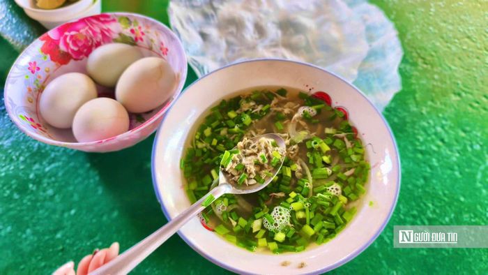 Từ loài nhuyễn thể nhỏ bé ấy, người Quảng Ngãi đã tạo nên một món ăn mang đậm hương vị quê nhà. Vị ngọt thanh của don hòa cùng bánh tráng và chút ớt cay đã trở thành ký ức quen thuộc của nhiều người con xứ Quảng.