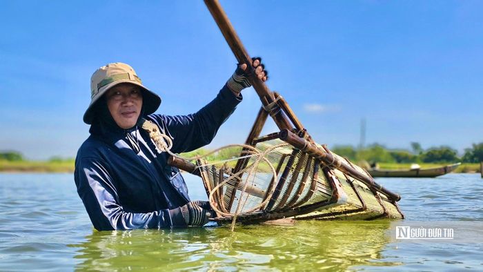 Theo ông Nguyễn Lực, dụng cụ cào nặng hơn 10 kg, gồm cán tre dài khoảng 2,5 m và thùng cào dài khoảng một mét. Chiếc cào được nối với dây đeo ngang hông để người làm nghề lấy lực. Một tay giữ cán cào, tay còn lại tỳ vào thắt lưng, họ vừa đi giật lùi vừa kéo liên tục suốt nhiều giờ.