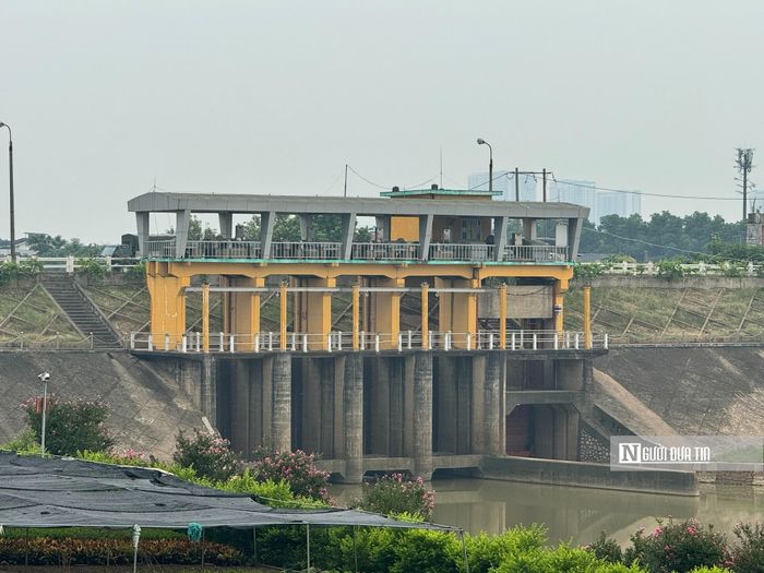 Trước bối cảnh đó, Trạm bơm Xuân Quan được Bộ Nông nghiệp và Môi trường, đầu tư xây dựng nhằm nâng cao năng lực tiêu thoát nước cho hệ thống. Bộ Nông nghiệp và Môi trường cũng ban hành Quyết định số 1479/QĐ-BNNMT phê duyệt chủ trương đầu tư Dự án Nâng cấp, hiện đại hóa và cải thiện môi trường nước hệ thống thủy lợi Bắc Hưng Hải.