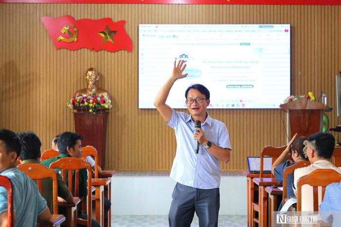 TS. Võ Công Khôi, Trường Đại học Sư phạm, Đại học Đà Nẵng, hướng dẫn người dân nhận diện tin giả, nội dung giả mạo bằng AI và các thủ đoạn lừa đảo trên không gian mạng.