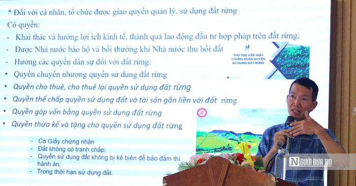ThS. Trần Quang Trung, Phó khoa thường trực Khoa Luật, Đại học Duy Tân, phổ biến các quy định về quản lý, sử dụng đất lâm nghiệp và trách nhiệm bảo vệ rừng.