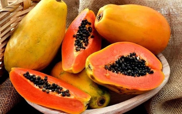 Đu đủ là loại trái cây giàu dưỡng chất, có vị ngọt tự nhiên, mềm dễ ăn và phù hợp để bổ sung vào thực đơn của trẻ. Ảnh: Shutterstock.