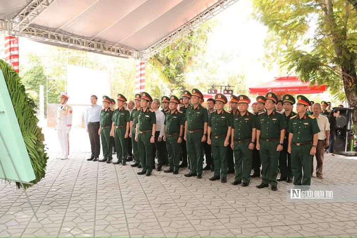 Tham gia đoàn có lãnh đạo các bộ, ngành Trung ương; lãnh đạo Thành ủy, UBND Tp.HCM; thủ trưởng Bộ Tư lệnh Quân khu 7, Bộ Tư lệnh Tp.HCM cùng đại diện các cơ quan chức năng và cấp ủy, chính quyền địa phương.