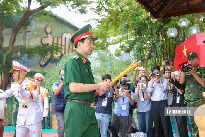 Đại tướng Phan Văn Giang dâng hương, dâng hoa tưởng niệm.
