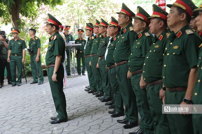 Đoàn công tác Chính phủ, Quân ủy Trung ương, Bộ Quốc phòng tưởng niệm các anh hùng liệt sĩ tại công viên Lê Thị Riêng.
