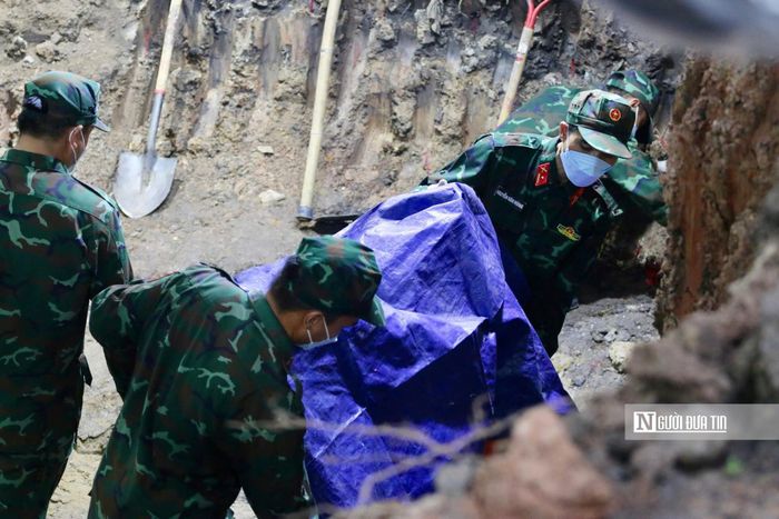 Sau lễ dâng hương, đoàn công tác kiểm tra hiện trường, nghe báo cáo tiến độ tìm kiếm, quy tập hài cốt liệt sĩ; đồng thời thăm hỏi, động viên và tặng quà cán bộ, chiến sĩ cùng các lực lượng chuyên môn đang trực tiếp thực hiện nhiệm vụ tại công viên.