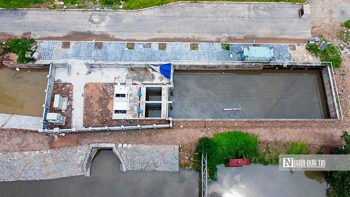 Tại khu vực bể chứa, nhà thầu đã triển khai lắp đặt dàn máy bơm công suất lớn lên tới 6 m3, sẵn sàng tiêu thoát nước qua 3 cửa xả thẳng ra sông Nhuệ.