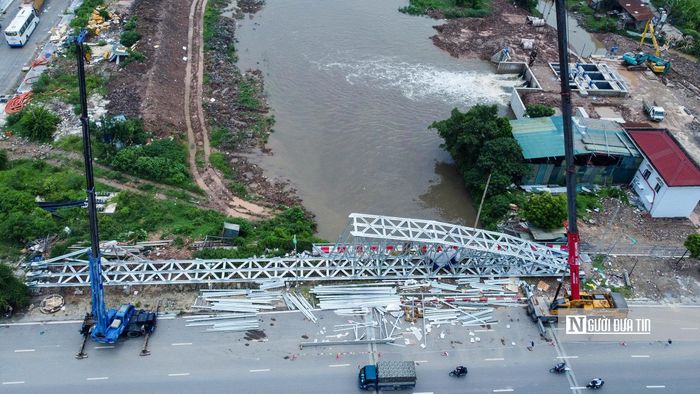 Hình ảnh tuyến kênh kéo dài từ Đại lộ Thăng Long đang được hoàn thiện cảnh quan và công trình phụ trợ. Có thể nói tuyến kênh này đóng vai trò như một "hồ điều hòa kéo dài", được nạo vét và xây dựng hệ thống cửa phai chặn dòng để khống chế mực nước ổn định, giúp giải quyết triệt để các "rốn ngập" lịch sử tại khu vực phía Tây Hà Nội.
