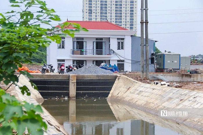 Bên cạnh đó, tuyến kênh dẫn nước kết nối với các trạm bơm cũng đã được nạo vét, mở rộng và gia cố nhằm bảo đảm khả năng tiếp nhận, dẫn truyền lượng nước lớn khi xảy ra mưa bão.