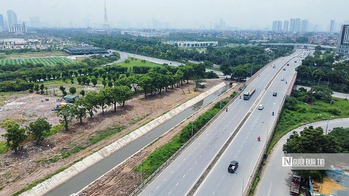 Theo ghi nhận, hệ thống kênh dẫn, thu gom toàn bộ nước từ các đường gom, hầm chui dân sinh và tuyến cao tốc Đại lộ Thăng Long đã hoàn thiện. Trong những trận mưa lớn đầu mùa vừa qua, hệ thống kênh và các trạm bơm tại đây đã phát huy tác dụng.