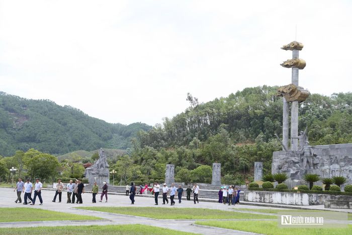 Khu di tích Truông Bồn là mảnh đất thiêng liêng, biểu tượng sáng ngời của chủ nghĩa anh hùng cách mạng, nơi ghi dấu tuổi trẻ sục sôi của hàng vạn thanh niên từng xẻ dọc Trường Sơn cứu nước. Tại đây, đã có hơn 1.240 cán bộ, chiến sĩ bộ đội, dân quân tự vệ, thanh niên xung phong, công nhân ngành giao thông hy sinh. Trong số đó, có 13 thanh niên xung phong Tiểu đội thép thuộc Đại đội 317, Tổng đội Thanh niên xung phong Nghệ An đã ngã xuống khi đang làm nhiệm vụ san lấp hố bom sau một trận bom ác liệt của địch, chỉ ít giờ trước thời điểm Mỹ buộc phải tuyên bố ngừng ném bom miền Bắc. Người duy nhất sống sót là nữ Tiểu đội trưởng Trần Thị Thông.