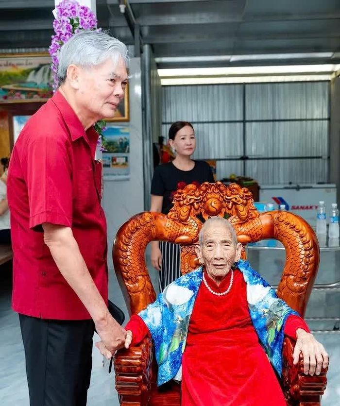 Ông Bảy Chiến thăm hỏi Mẹ Việt Nam Anh hùng.