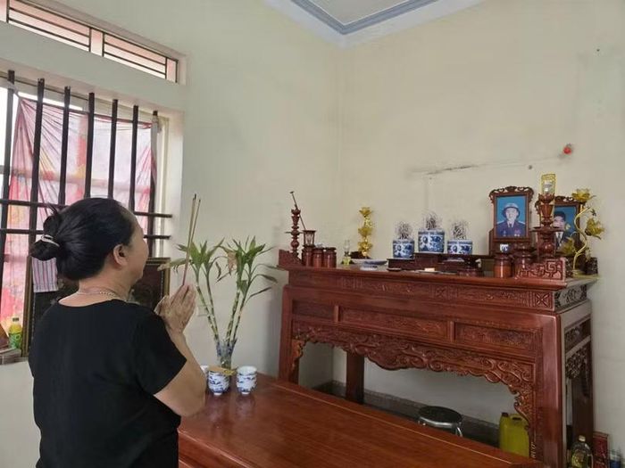 Người thân thắp hương cho liệt sĩ Nguyễn Ngọc Nhạc. Ảnh: N.Hường.