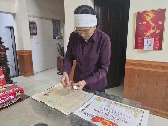 Bà Mạnh cất giữ những kỷ vật của người cha dù chưa một lần gặp mặt. Ảnh: N.Hường.