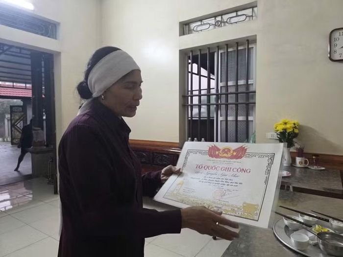 Bà Nguyễn Thị Mạnh suốt 60 năm đi tìm người cha liệt sĩ. Ảnh: N. Hường.