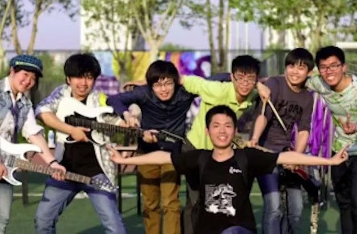 Dương Thực Lân (thứ 3, trái qua) thành viên ban nhạc rock học sinh từng mơ ước trở thành ngôi sao nhạc rock hoặc nhà thơ lang bạt. Ảnh: Sohu.