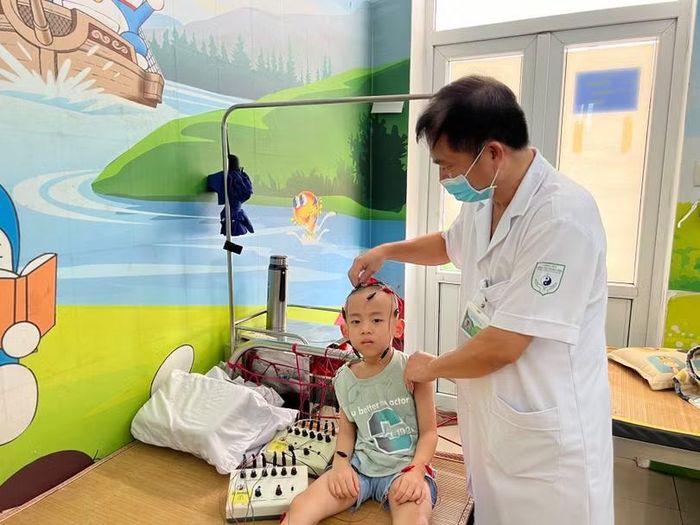 Điều trị bằng Y học cổ truyền. Ảnh: Thanh Hằng