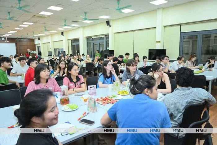 Giao lưu sinh viên quốc tế với sinh viên Trường Đại học Y Hà Nội. Ảnh: Hữu Linh