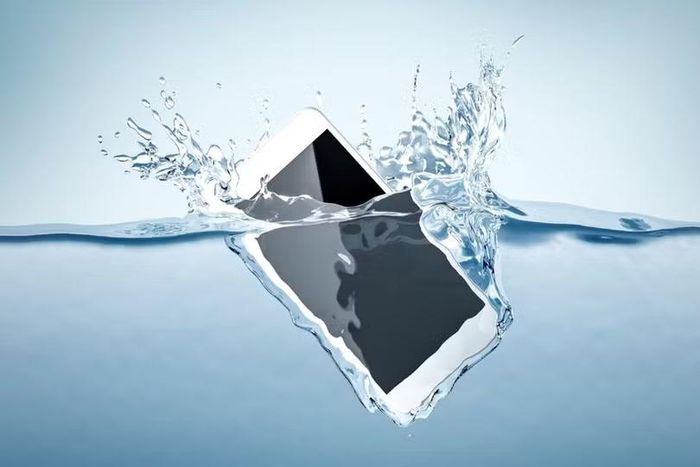 Khả năng kháng nước IP68 được kiểm tra trong phòng thí nghiệm, không bảo đảm an toàn ở mọi môi trường. Ảnh: Getty.