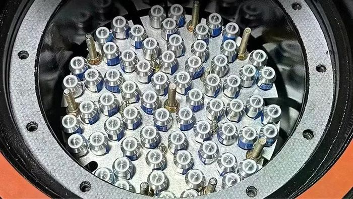 Lõi lò phản ứng hoạt động bằng uranium có hàm lượng cao và độ làm giàu thấp (HALEU). Ảnh: Radiant.