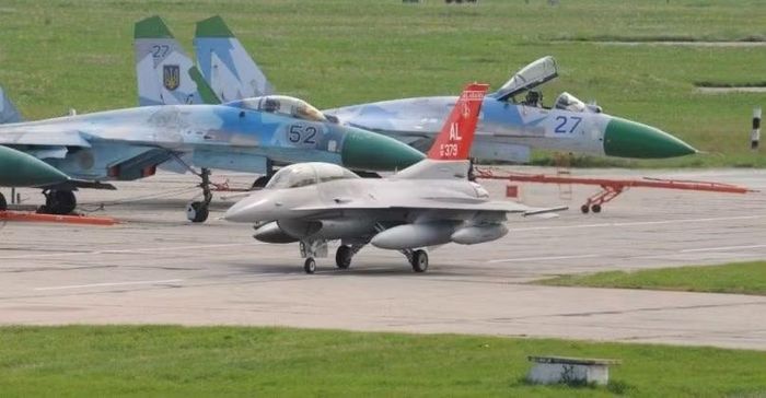 So sánh kích thước giữa máy bay chiến đấu hạng nhẹ F-16 (phía trước) và máy bay chiến đấu hạng nặng Su-27. Ảnh: MW.