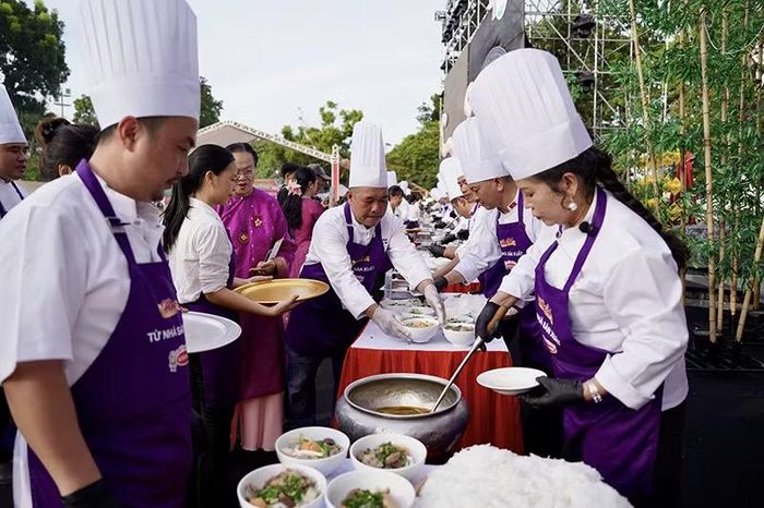 Mang chủ đề Di sản văn hóa phi vật thể Quốc gia "Tri thức dân gian Bún Bò Huế", hơn 30 nghệ nhân ẩm thực đến từ 3 miền Bắc - Trung - Nam và TP Huế cùng trổ tài. Ảnh Hoàng Lê.