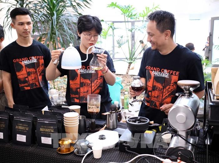 Trình diễn pha cà phê phục vụ khách tham quan tại chương trình. Ảnh: Trần Lê Lâm - TTXVN