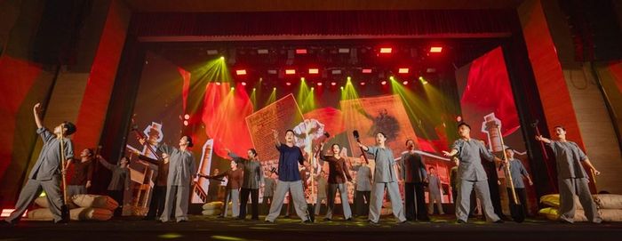 Màn biểu diễn tái hiện cảnh đấu tranh của giai cấp công nhân lao động ngành xi măng trong thời ky kháng chiến. Ảnh: Thu Hằng/Bnews
