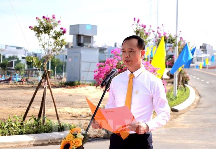 Chủ tịch Sun Group vùng miền Trung Nguyễn Văn Bình phát biểu khánh thành cầu Đồng Nò 2. Ảnh: Trần Lê Lâm - TTXVN ; [25/07/2026 14:21:03] Ngày 25/7/2026, cầu Đồng Nò 2 bắc qua sông Cổ Cò (Đà Nẵng) đã chính thức được khánh thành và thông xe. Công trình do Tập đoàn Sun Group làm chủ đầu tư với số vốn hơn 128 tỷ đồng, cầu có tổng chiều dài 128,7m, gồm ba nhịp dài. Bề rộng mặt cầu đạt 14,5m, đảm bảo lưu thông cho các phương tiện cơ giới. Đây là công trình giao thông quan trọng, có ý nghĩa đặc biệt đối với sự phát triển không gian đô thị phía Đông Nam thành phố, mở rộng khả năng kết nối giao thông, thúc đẩy phát triển kinh tế xã hội và nâng cao chất lượng sống của nhân dân. Ảnh: Trần Lê Lâm - TTXVN