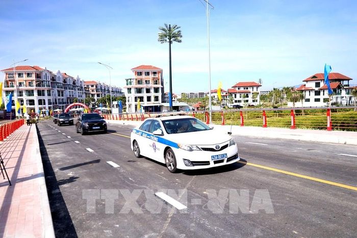 Thông xe trong ngày khánh thành cầu Đồng Nò 2. Ảnh: Trần Lê Lâm - TTXVN