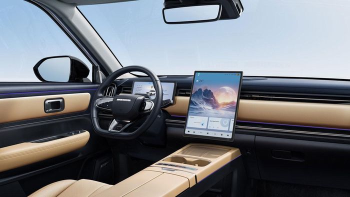 Khoang lái của Hyundai Tucson hybrid (bên trái) và Jaecoo J7 PHEV (bên phải).