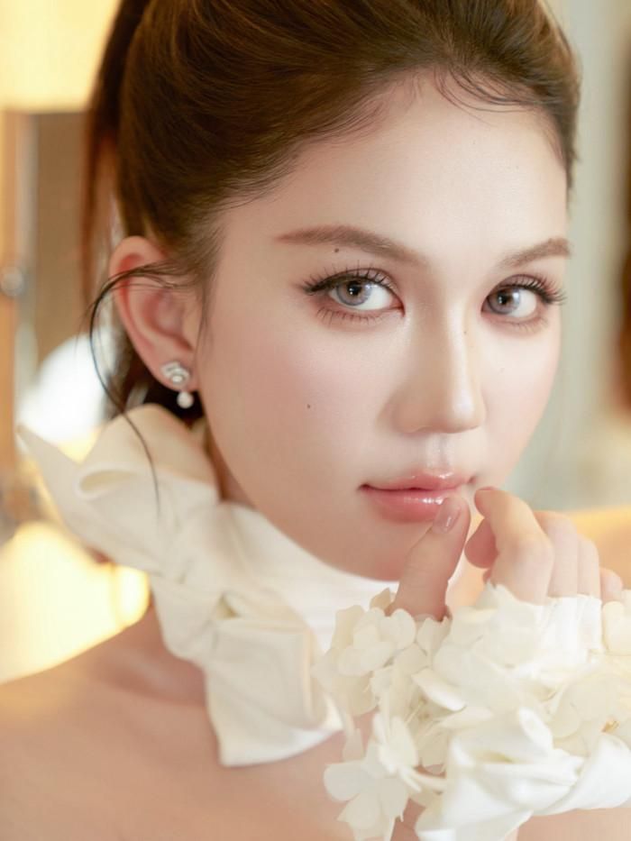 Nhiều khán giả nhận xét Ngọc Trinh điềm đạm, trưởng thành hơn sau biến cố.