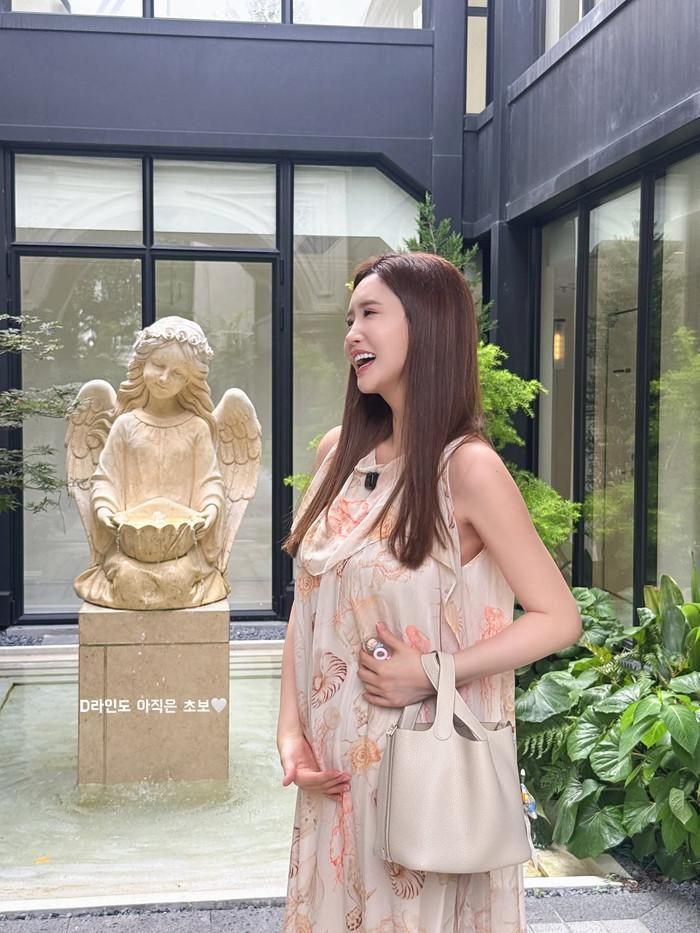 Lee Da Hae khoe dáng ở thai kỳ tuần 18.