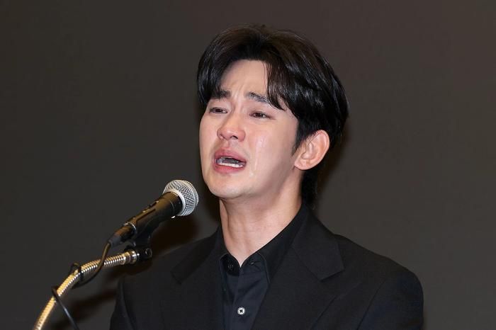 Nhiều nguồn tin trong ngành cho biết Kim Soo Hyun hiện nhận được hơn 40 kịch bản phim điện ảnh và truyền hình để cân nhắc.