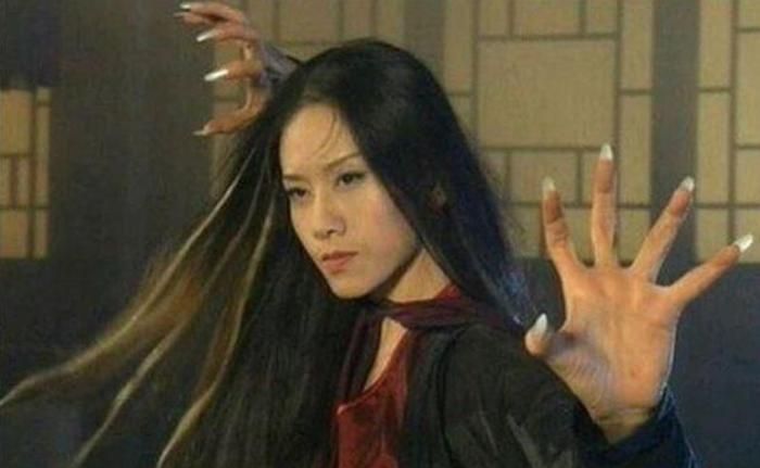 Trần Huyền Phong và Mai Siêu Phong vì luyện sai Cửu Âm Chân Kinh đã biến Tồi Kiên Thần Trảo thành Cửu Âm Bạch Cốt Trảo đầy tà khí. Ảnh: Sohu.
